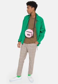 Eastpak ADA x SMILEY - Borsa a tracolla - velvet pink