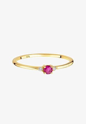 Bague en or présentant une pierre précieuse rose ronde au centre, entourée de deux petits diamants blancs, avec un design de bande lisse et fine.