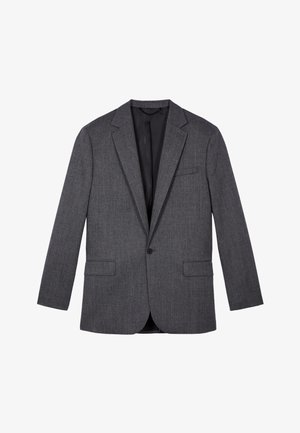 Blazer gris oscuro de un solo pecho con solapas con muesca, un botón negro, dos bolsillos delanteros con solapa y un bolsillo en el pecho, mostrado sobre fondo blanco.