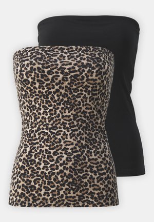 Deux tops sans bretelles : l'un en noir uni, l'autre avec une base beige et un imprimé léopard noir. Les deux présentent un design ajusté.