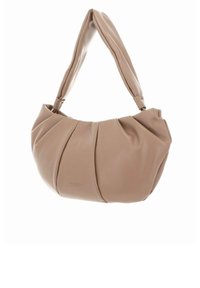 Sac à main en cuir beige avec un design plissé et une forme douce et arrondie. Il comporte une large bandoulière lisse et un détail de marque discret.
