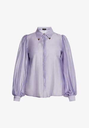 Lavendelfarbene Seidenbluse mit knöpfbarem Vorderteil, Kragen und puffärmel. Verfügt über goldfarbene Akzentdetails am Kragen. Weicher Stoff.
