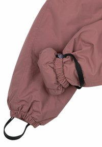 Waterdichte roze jack mouw met een geraffineerde elastische manchet, voorzien van een zwarte verstelbare band en knopdetail voor een veilige pasvorm.