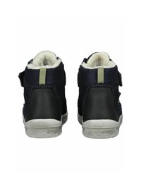Tenisky s vysokým svrškem z námořnické textilie, černým gumovým podpatkem a podrážkou, huňatým krémovým podšívkou a nastavitelným suchým zipem.
