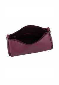 Sac à main en cuir bordeaux de forme arrondie, fermé par une fermeture éclair sur le dessus, avec des accessoires en métal argenté. L'intérieur comporte un compartiment unique.