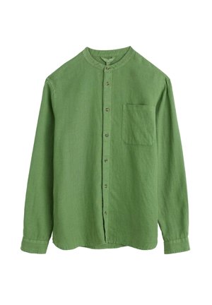 Zielona koszula z długim rękawem, wykonana z fakturowanej tkaniny, z zapięciem na guziki z przodu i jedną kieszenią na piersi. Okrągły dekolt.