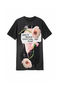 Musta puuvillapaita, jossa on graafinen design kasvosta, jonka ympärillä on unikkoja ja teksti: "ÄLÄ USKO KAIKKEA MITÄ AJATTELET."