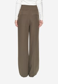 Wijd uitlopende broek van olijfgroene stof. Met een hoge taille, twee achterzakken en een gladde textuur met een getailleerde pasvorm.