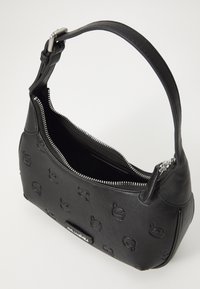 Borsa a tracolla nera in pelle con motivo a logo impresso, chiusura con zip e ampia tracolla. Texture liscia, forma curva e dettagli in metallo argentato.