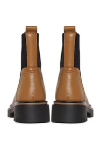 Botas de tobillo de cuero marrón con paneles elásticos laterales negros, una lengüeta en la parte trasera y una suela de goma negra gruesa.