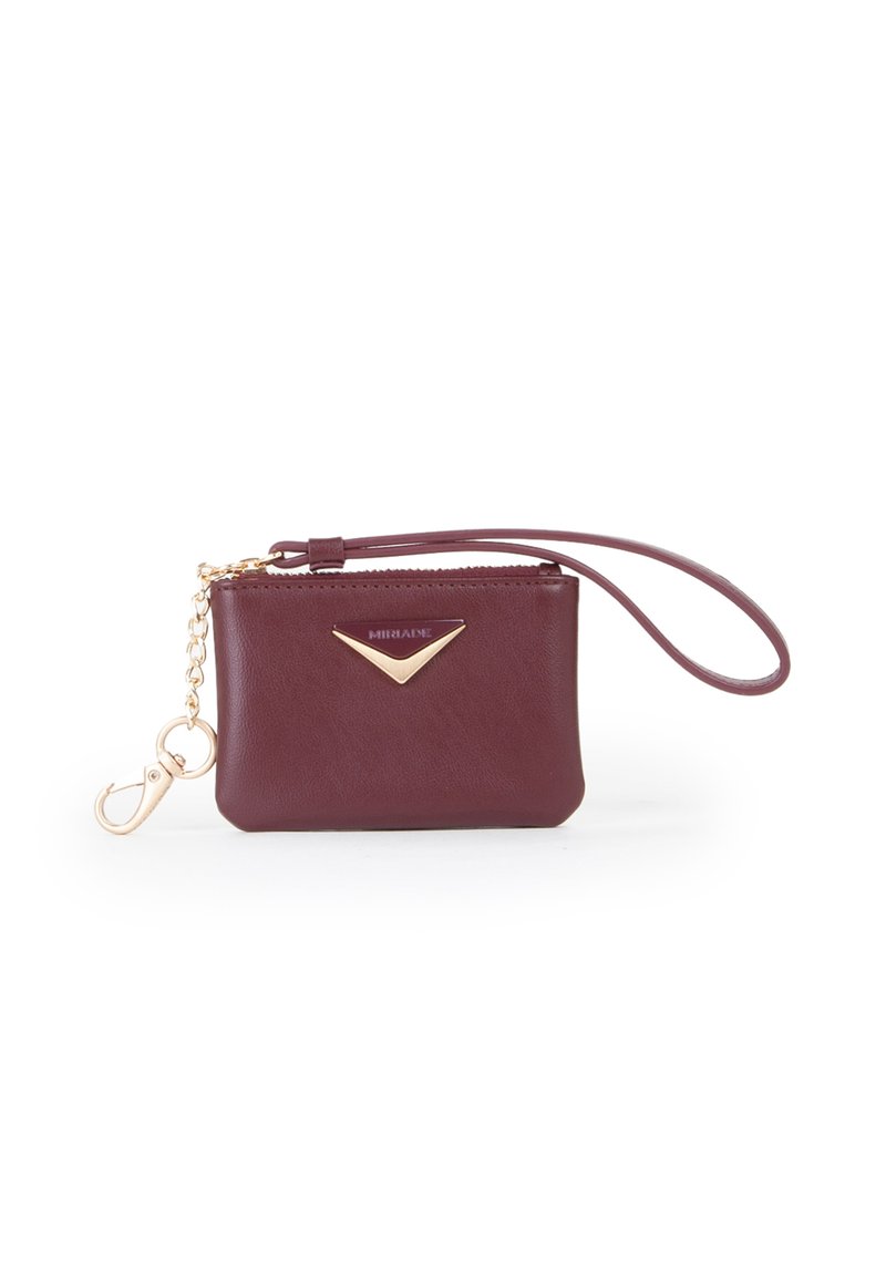 Portafoglio in pelle bordeaux con accenti dorati, di forma rettangolare, con chiusura a zip e tracolla attaccata. Presenta un elemento di design triangolare.