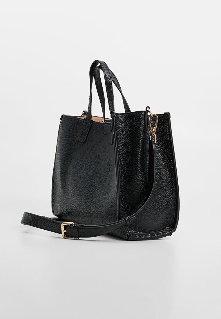 Bolso tote de cuero negro con un acabado texturizado, dos asas superiores, una correa desmontable y detalles en metal dorado.