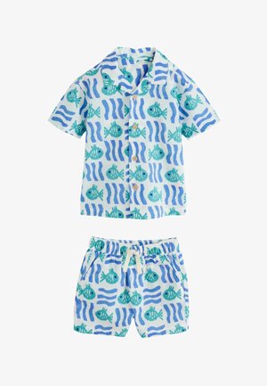 Rövid ujjú, gombos ing és elasztikus derékpántos rövidnadrág szett, kék és zöld halakból és hullámvonal mintákból fehér alapon.