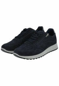 Sneaker in suede blu navy con pannelli testurizzati, design con lacci, cerniera laterale e suole in gomma grigia. Accenti perforati sui lati.