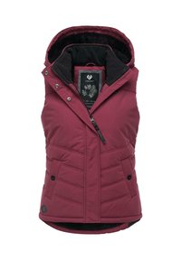 Czerwona bezrękawnik z kapturem, z pikowanym wzorem, dwoma bocznymi kieszeniami i czarną podszewką. Widoczne zapięcia na suwak i zatrzaski.