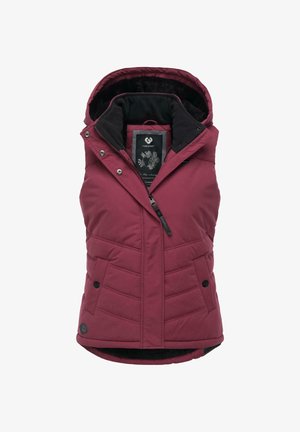 Czerwona bezrękawnik z kapturem, z pikowanym wzorem, dwoma bocznymi kieszeniami i czarną podszewką. Widoczne zapięcia na suwak i zatrzaski.