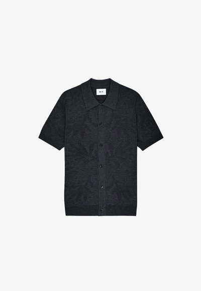 Kurzärmliges Hemd mit Knopfleiste aus dunkelgrauem Stoff, ausgestattet mit einem strukturierten Blattmuster, klassischem Kragen und fünf Knöpfen auf der Vorderseite.