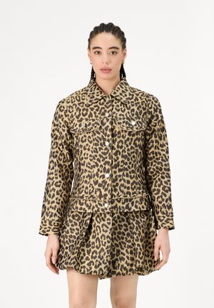 Džínsová bunda s leopardím potiskem, na patentky, se dvěma náprsními kapsami a dlouhými rukávy, doplněná o sukni s plisováním ve stejném vzoru.