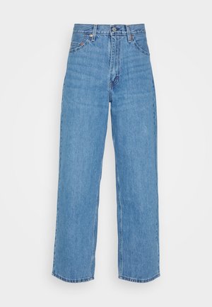 Lys blå denimjeans med høy liv og vidde passform. Funksjoner inkluderer fem lommer, metallknapplukking og rett kant.