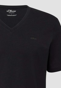Czarny T-shirt z dekoltem w serek, wykonany w 100% z bawełny, z subtelnym wyszywanym logo s.Oliver w ciemniejszym odcieniu na lewej piersi.