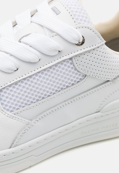 Weiße Sneaker mit einem Lederaußenmaterial, Mesh-Einsätzen, runden Schnürsenkeln und einer strukturierten Sohle mit eingeprägtem Markenlogo.