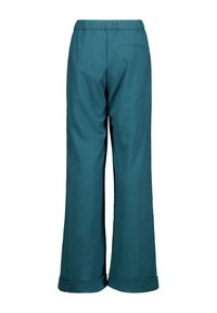 Weite Hosen aus Teal-Stoff mit einem elastischen Bund, seitlichen Taschen und einer einzelnen Gesäßtasche. Glatte Textur mit umgeschlagenen Säumen.