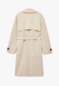 Abrigo largo beige hecho de material suave con un diseño de espalda capa, cinturón a la cintura y puños abotonados. Textura suave y estilo minimalista.