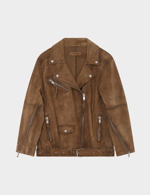 Καφέ σουέτ δερμάτινο μπουφάν μοτοσικλετιστή με πολλαπλά ασημί φερμουάρ, κουμπιά με πατιλέτα και ζώνη στη μέση, ακουμπισμένο επίπεδα σε λευκό φόντο.