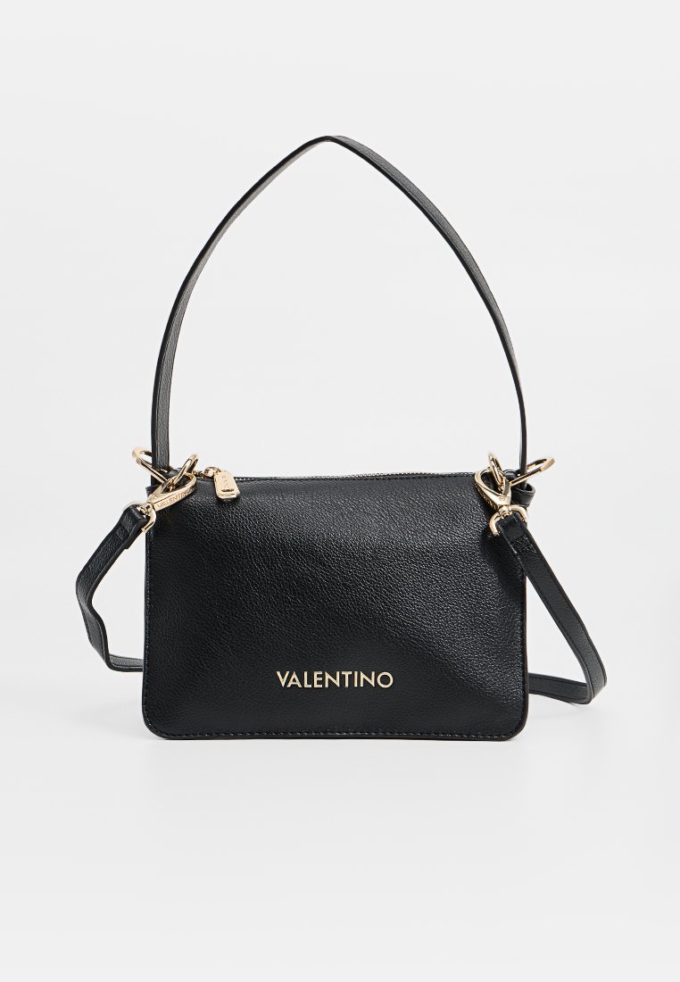 Schwarze Lederhandtasche mit strukturierter Oberfläche. Verfügt über ein goldenes Logo, einen verstellbaren Tragegurt und zwei goldfarbene Verschlüsse an den Seiten.