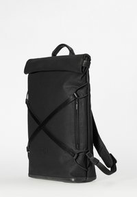 Schwarzer rechteckiger Rolltop-Rucksack mit gekreuzten Gurten, seitlicher Reißverschlusstasche, gepolsterten Schultergurten und oberem Griff.