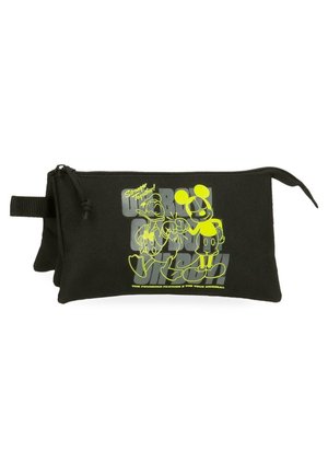 Bolsa negra con cremallera con contornos en neón amarillo de Mickey Mouse y el Pato Donald chocando los puños, y el texto "Más fuertes juntos" y "La pluma fundadora es la verdadera original."