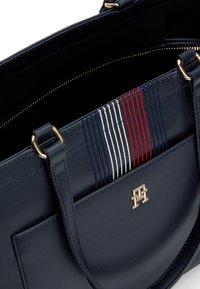 Tommy Hilfiger DISTINCT TOTE - Tote bag - space blue