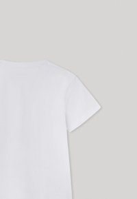 Camiseta blanca de manga corta con cuello redondo, fabricada en algodón suave y con un diseño simple en la parte trasera. No presenta patrones ni adornos.