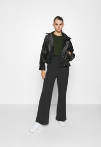 Pieces PCRIA FOLD UP SOLID TEE - T-shirt básica - duffel bag