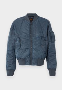 Giacca bomber blu, in materiale nylon, con zip frontale, colletto e polsini a coste, numerose tasche tra cui una sul braccio sinistro, oltre a una texture trapuntata.