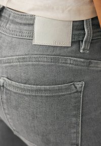 Next SUPER SOFT STANDARD TALL - Džíny Slim Fit - grey