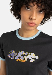 Czarny t-shirt z krótkim rękawem z jasnoniebieskim ściągaczem i grafiką trzech psów w ruchu, z wyraźnymi kolorami i konturami.