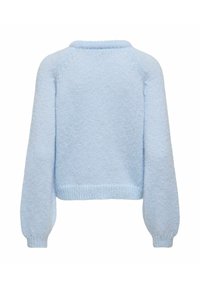 Jasnoniebieski długi sweter dzianinowy z długim rękawem, z prążkowanymi mankietami, ściągaczem u dołu oraz okrągłym dekoltem, widoczny od tyłu.