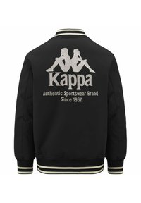 Giacca bomber nera in tessuto liscio, con il logo Kappa argentato e un design grafico. Polsini e orlo a costine con strisce bianche.