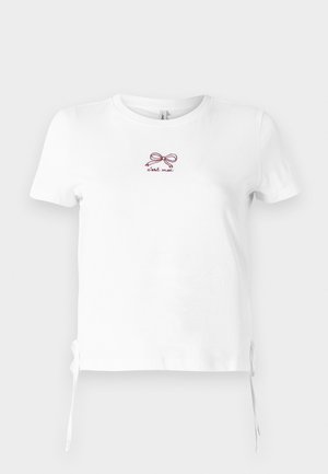 T-shirt en coton blanc à manches courtes. Présente un petit graphic en broderie de nœud bourgogne et le texte "c'est moi". Liens sur les côtés à l'ourlet.