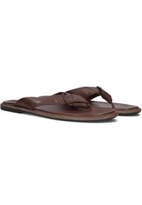 Bruine leren flip-flops met een gladde textuur, met een breed bandenontwerp en een platte zool. De sandalen hebben een minimalistische uitstraling.