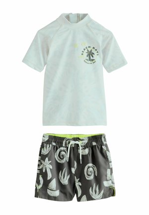 Kurzärmliger Rash Guard in Hellblau mit dem Grafikdruck "BEACH DAYS", kombiniert mit anthrazitfarbenen Badehosen, die weiße tropische Muster und neonfarbene Akzente aufweisen.