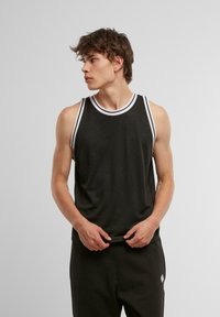 Schwarzes ärmelloses Tanktop mit weißem, geripptem Halsausschnitt und Armöffnungen; glatte Textur, figurbetontes Design, minimalistischem Stil.