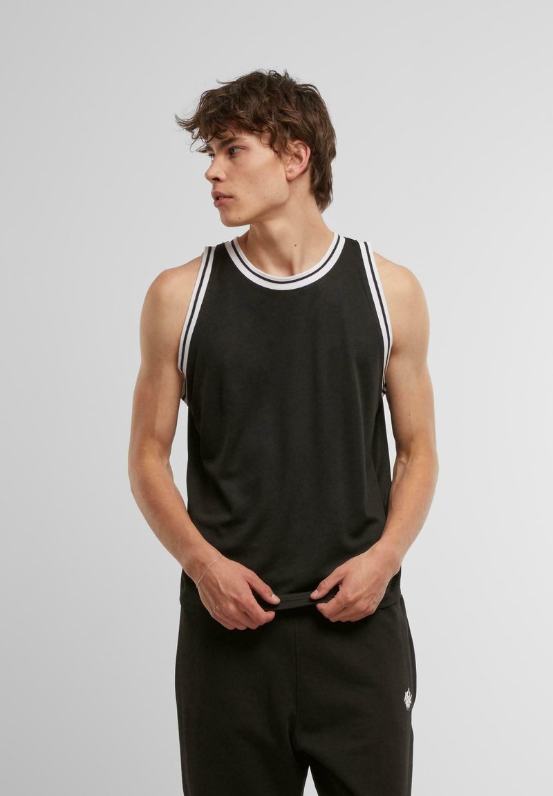 Schwarzes ärmelloses Tanktop mit weißem, geripptem Halsausschnitt und Armöffnungen; glatte Textur, figurbetontes Design, minimalistischem Stil.