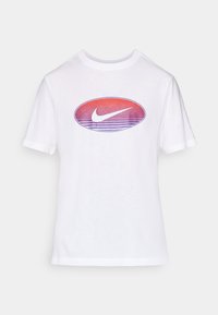 Hvit bomull t-skjorte med et avrundet, flerfarget Nike-logo med en gradient fra rød til lilla og horisontale linjer over og under.