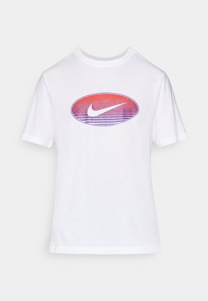 Valge puuvillane T-särk, millel on ümar, mitmevärviline Nike logo, millel on punasest lillani ulatuv gradient ja horisontaalsed jooned üles- ja allpool.