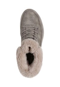 Botín de ante gris con puntera redonda, que cuenta con un suave cuello de piel sintética. Los cordones están hechos de un material tejido gris.