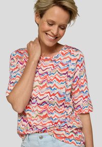 Multicolored zigzag patterned T-shirt in lightweight fabric; features short sleeves and a wide neckline, combined with a soft texture.