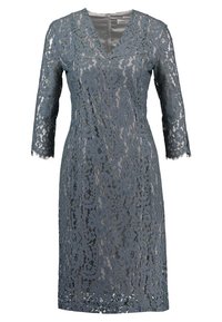 Robe en dentelle bleu-gris profond avec des manches trois quarts, un décolleté en V, des motifs floraux et une silhouette ajustée. Détails en dentelle texturée partout.