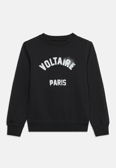 Schwarzer langärmliger Pullover mit weißem Schriftzug im Spray-Paint-Stil "VOLTAIRE", der über "PARIS" vorne gebogen ist.